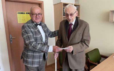 Przekazanie tomiku wierszy prof. Tadeusza Bilińskiego